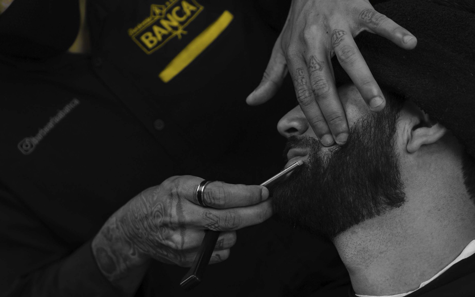 Barbeiro da A Banca realizando acabamento de barba